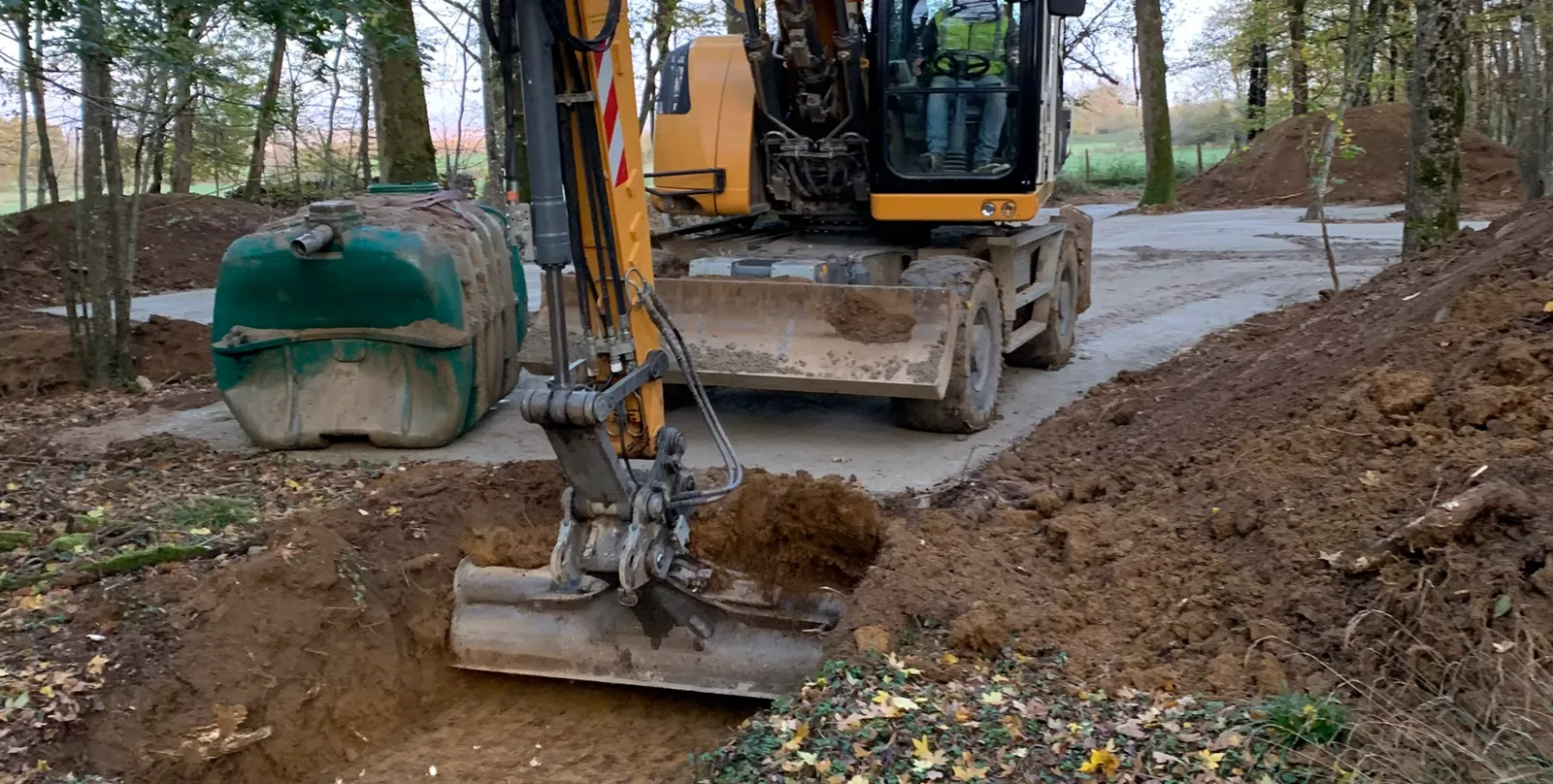 Pose d'une fosse septique en sous-bois