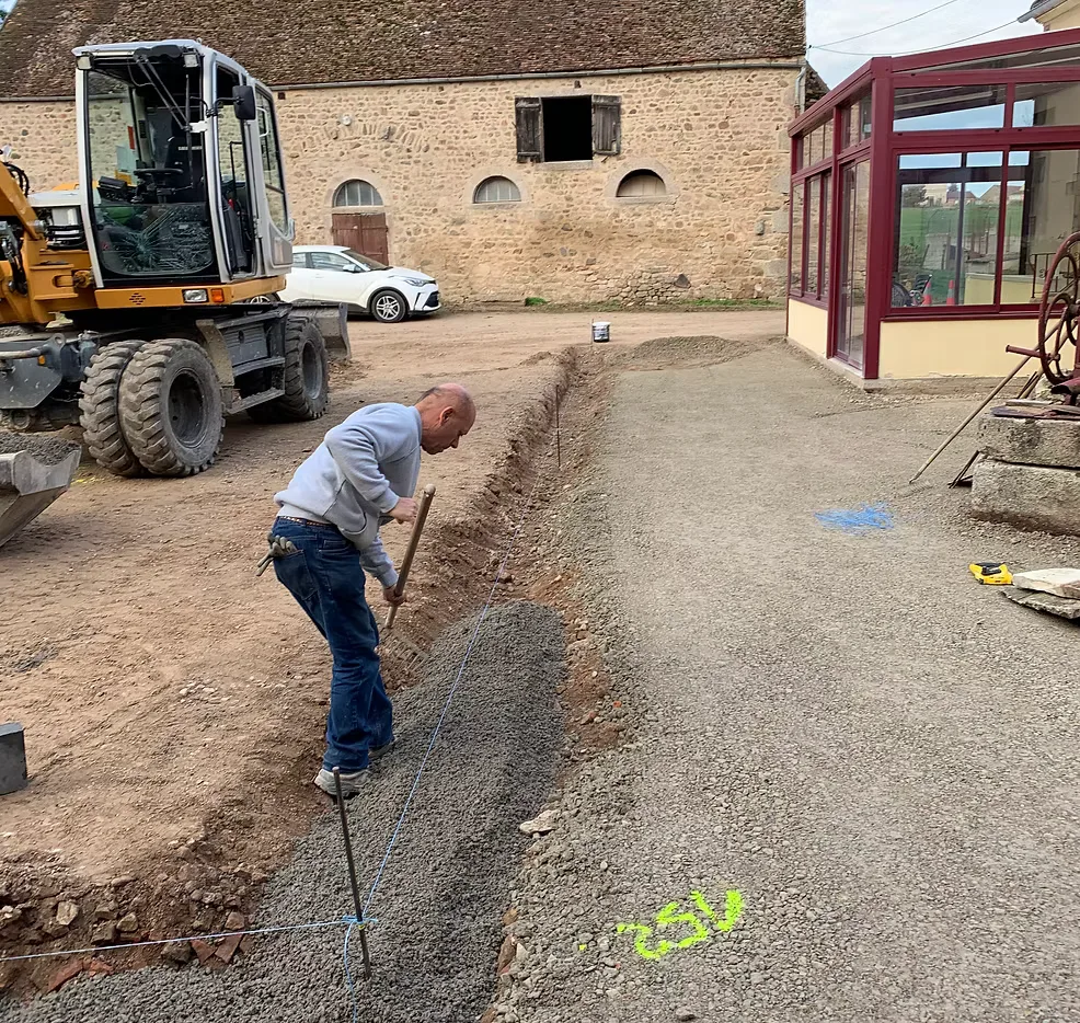 Chantier EMK TP à Morestel : ouverture de tranchée et pose de réseaux